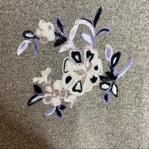 Fig & Flower Wrap Cardigan Sweater Gray Long Sleeve Floral Size Small NWT - Picture 4 of 4